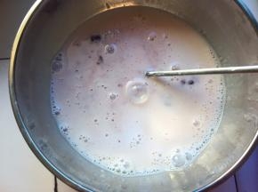 现在做慕斯液，将草莓酱和纯牛奶混合均匀