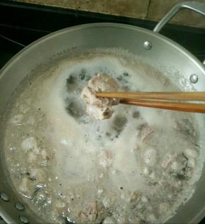 冷水入锅，水开后煮一分钟。然后用筷子一块块夹出来。