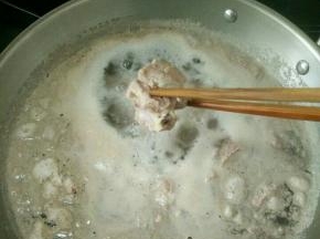 冷水入锅，水开后煮一分钟。然后用筷子一块块夹出来。