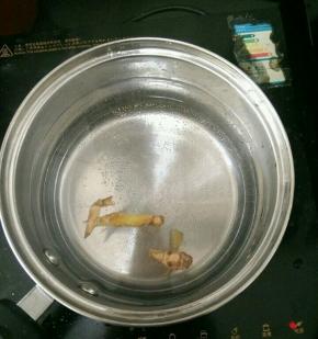 另取一锅放入姜片，把水烧开。