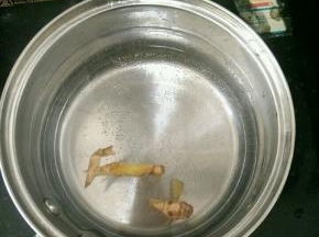 另取一锅放入姜片，把水烧开。
