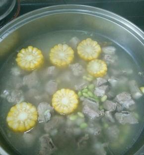 加入毛豆和适量盐，继续煲半个小时。出锅前五分钟放入枸杞。