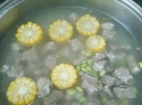 加入毛豆和适量盐，继续煲半个小时。出锅前五分钟放入枸杞。