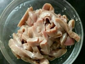 猪腰洗干净，切片。