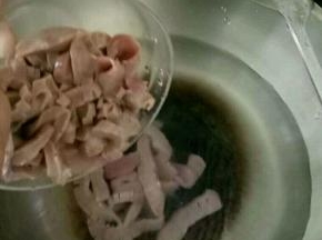 冷水入锅，焯水。