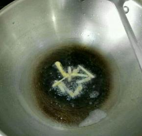 热锅凉油下姜片，煸一下。