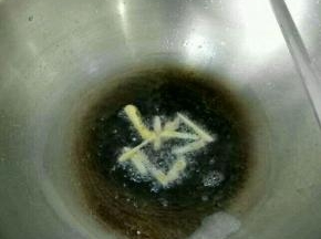 热锅凉油下姜片，煸一下。