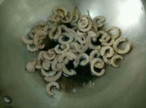 倒入猪腰，加入适量料酒和盐，稍微煎香。