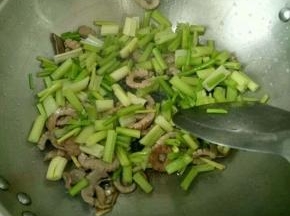 倒入芹菜，快速翻炒。