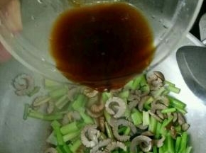 耗油和生抽用的少许水化开，倒进去。继续快速翻炒片刻，出锅。