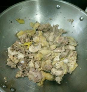 热锅凉油下鸡肉，加入姜和料酒，煸炒至鸡肉变色出油。