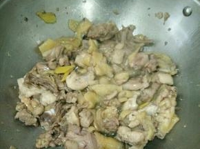 热锅凉油下鸡肉，加入姜和料酒，煸炒至鸡肉变色出油。