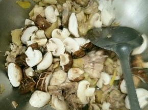加入香菇和蘑菇。