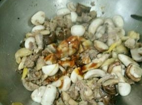 煸炒均匀后加入耗油、生抽和盐，还有少许热水。