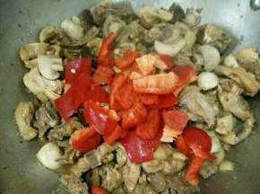 再加入红椒，翻炒到断生即可。