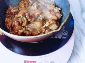 倒入炒锅中，加入盐，收汤。