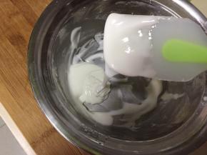 当糖霜拉起掉落很快光滑，糖霜就做好了，稠就加点柠檬汁调节，稀就加糖粉