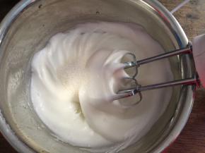 高速打发至有纹路状态，加入最后的白砂糖