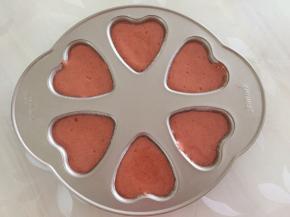 将蛋糕糊倒入模具中九分满，放入预热好的烤箱140度中层，上下火30分钟