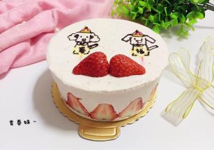 在上面画图案，可以先用牙签在上面画出大概形状，再用巧克力制作