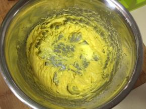 打发好的黄油成羽毛状