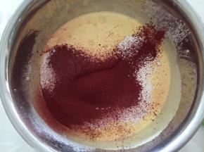 筛入低粉和红丝绒粉，从下往上搅拌均匀