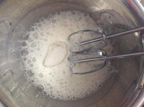 蛋白加入柠檬汁低速打发粗泡状态，加入三分之一白砂糖