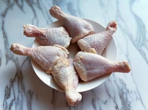 六只鸡腿，洗干净。
