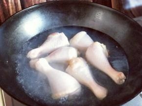 将洗干净的鸡腿焯水。