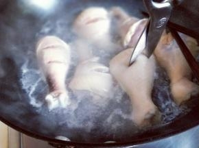 之后用食品剪刀剪两刀，如图。烧开后煮两分钟捞出，用冷水反复冲洗。