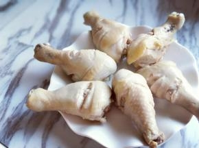 冲洗干净的鸡腿。