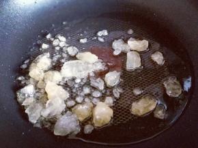 起油锅，小火炒冰糖。