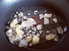 起油锅，小火炒冰糖。