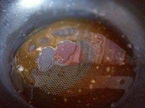 将冰糖炒融化成褐色。