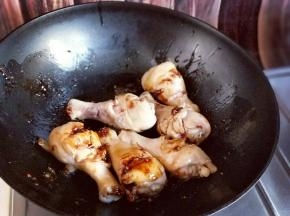 加入焯水的鸡腿翻炒。