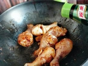 再加入清水，没过鸡腿为佳，大火烧开，转小火慢炖，约炖了35分钟。