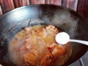 加入盐，大火收汤，将汤汁收浓稠即可。