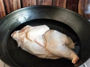 将鸡焯水，冷水如果。大火烧开。煮3分钟，以后捞出用冷水反复冲洗。至干净。