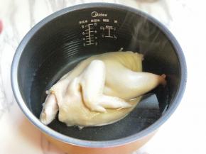 将老母鸡放入电饭煲锅中，加入适量清水。