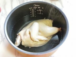将老母鸡放入电饭煲锅中，加入适量清水。
