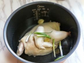 加入切好的葱姜。