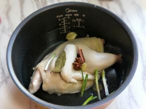 加入香味，八角，桂皮。