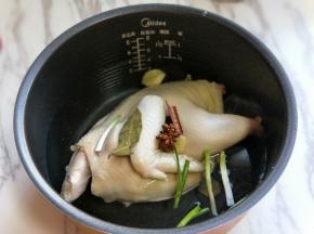 加入香味，八角，桂皮。