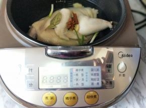 将电饭煲链接电源。