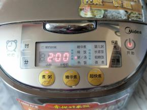 盖上盖子，启动电饭煲烧汤功能，自动时间为2小时。就不用管了呦，可以做其它事情。
