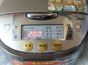 盖上盖子，启动电饭煲烧汤功能，自动时间为2小时。就不用管了呦，可以做其它事情。