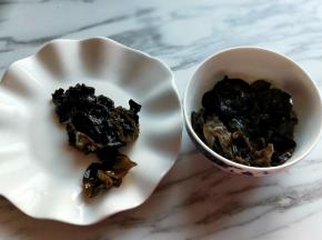 将泡发的木耳去根。