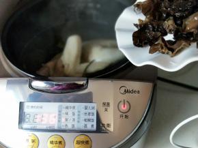 电饭煲工作了一小时30分后加入清理好的木耳。