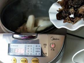 电饭煲工作了一小时30分后加入清理好的木耳。