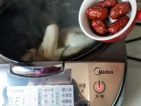 再加入红枣，加入盐盖上盖子继续30分钟，待电饭煲鸣笛即可出锅。